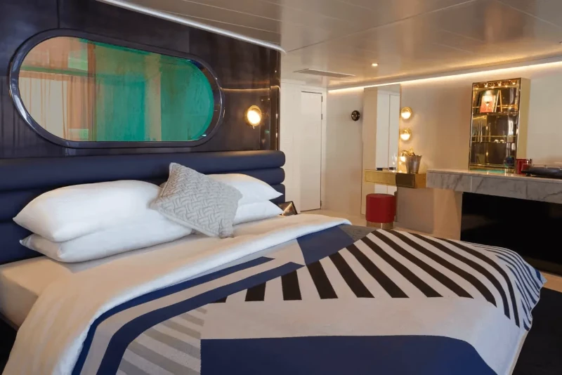 suite class bedroom